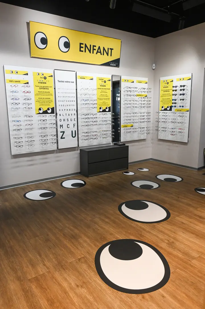 espace enfant yeux au sol